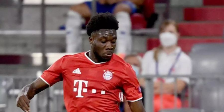 Hat leichte Adduktorenprobleme: Alphonso Davies vom FC Bayern München in Aktion. Foto: Sven Hoppe/dpa