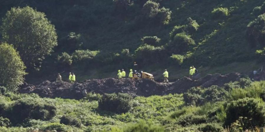 Einsatzkräfte arbeiten an der Unfallstelle nahe Stonehaven. Foto: Ian Rutherford/PA Wire/dpa