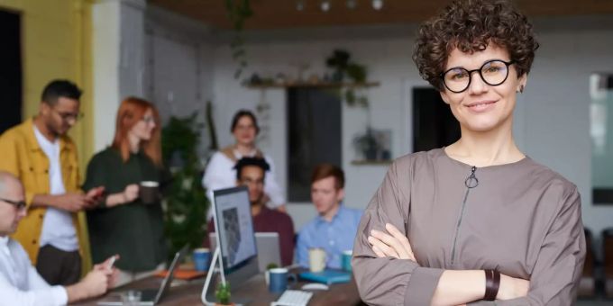 Mit englischen Businessfloskeln können Sie im Job beeindrucken. Eine Frau mit Team