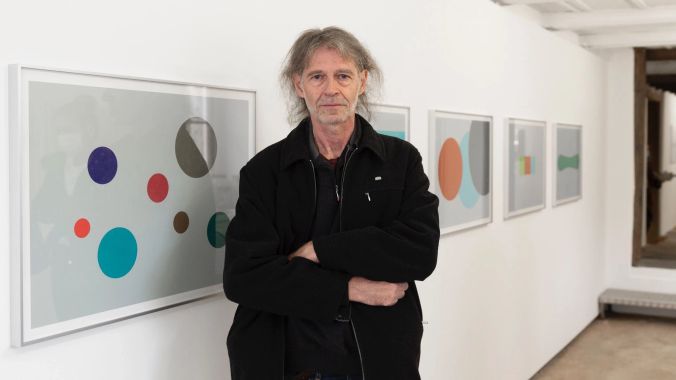 Hansjörg Müller verwendet japanische Kreide als Werkzeug. Fundgegenstände und Natur inspirieren ihn.
