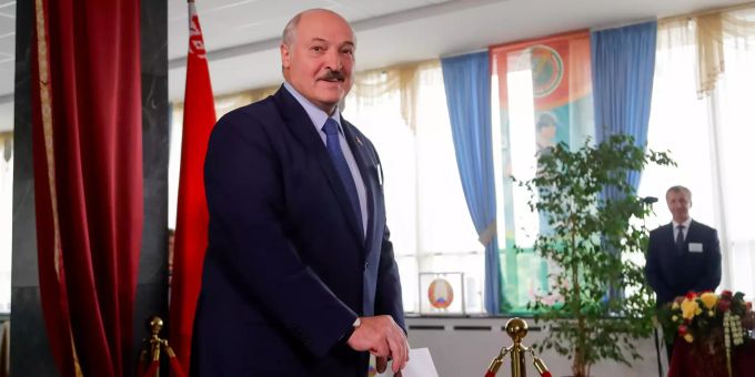 Alexander Lukaschenko, Präsident von Belarus, gibt seinen Stimmzettel während der Präsidentschaftswahlen in einem Wahllokal ab. Präsidentenwahl in Belarus