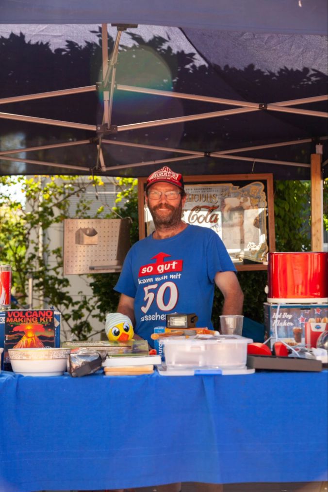 Illi K. ist schon seit 15 Jahren beim Flohmarkt in Glattbrugg dabei