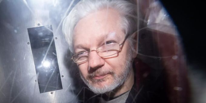 Wikileaks-Gründer Julian Assange verlässt das Westminster Magistrates Court in London, wo er zu einer Anhörung zum Auslieferungsgesuch der USA erschien. Julian Assange