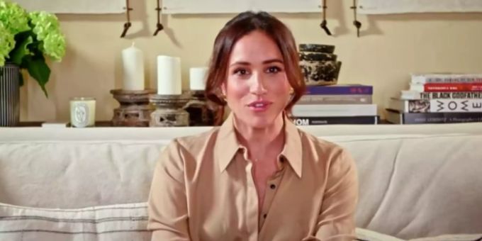 670-Franken-Bluse - Meghan protzt bei TV-Auftritt vom Sofa aus