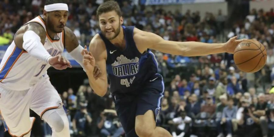 Ist endgültig angekommen bei den Dallas Mavericks: Maximilian Kleber (r). Foto: Lm Otero/AP/dpa