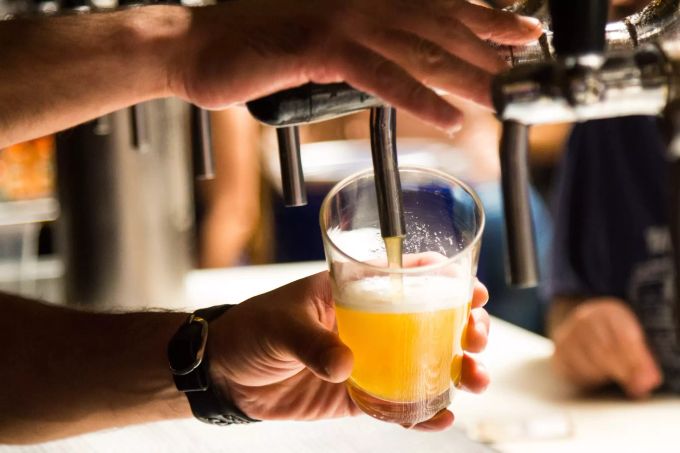 Christoph Nyfeler probiert gerne lokale Biersorten. Bier