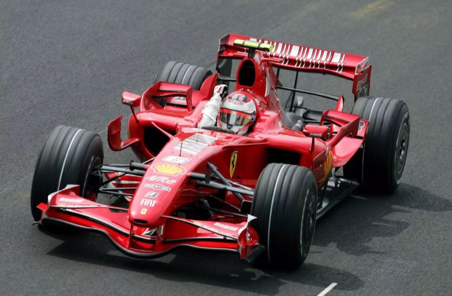 Zur Saison 2007 ersetzt der Finne bei Ferrari den zurückgetretenen Rekordweltmeister Michael Schumacher.