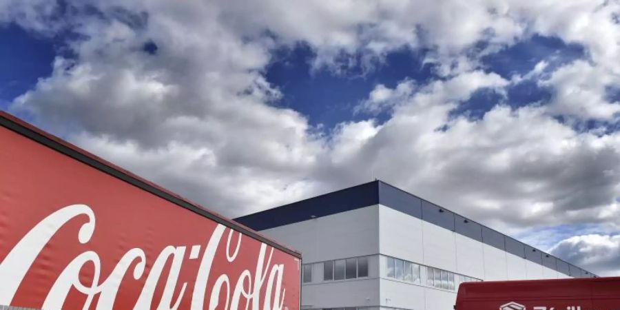 Ein Laster von Coca-Cola steht vor der Lagerhalle am Flughafen Brünn, die von Coca-Cola als Logistikzentrum genutzt wird. Foto: Václav álek/CTK/dpa