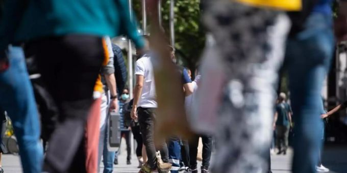 Zahlreiche Passanten nutzen das schöne Wetter für einen Bummel in der Fussgängerzone. (Symbolbild). Foto: Sven Hoppe/dpa Zahlreiche Passanten nutzen das schöne Wetter für einen Bummel in der Fussgängerzone. (Symbolbild). Foto: Sven Hoppe/dpa