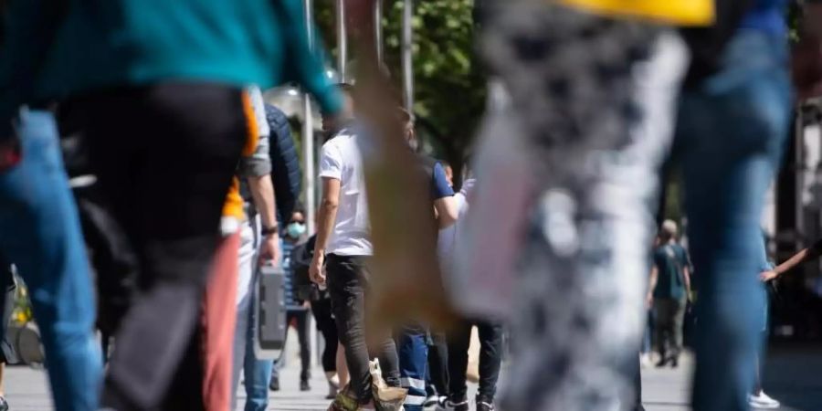 Zahlreiche Passanten nutzen das schöne Wetter für einen Bummel in der Fussgängerzone. (Symbolbild). Foto: Sven Hoppe/dpa