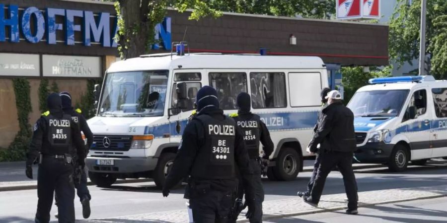 Berliner Polizisten während einer Razzia wegen des Handels mit Betäubungsmitteln (Archiv). Foto: Paul Zinken/dpa-Zentralbild/dpa