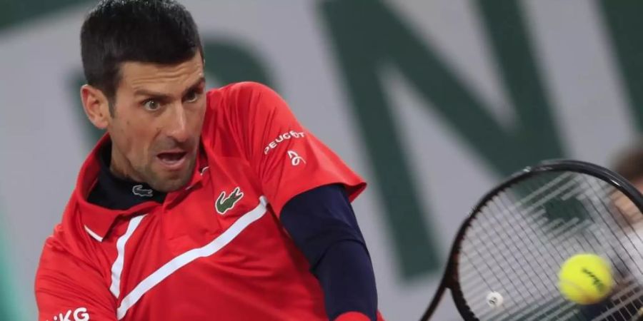 Der Weltranglisten-Erste Novak Djokovic hat sich im French Open-Achtelfinale gegen den Russen Karen Chatschanow mit 6:4, 6:3 und 6:3 durchgesetzt. Foto: Michel Euler/AP/dpa