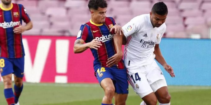Real Madrids Casemiro (r) und FC Barcelonas Philippe Coutinho (l) beim Kampf um den Ball mit. Foto: Joan Monfort/AP/dpa Real Madrids Casemiro (r) und FC Barcelonas Philippe Coutinho (l) beim Kampf um den Ball mit. Foto: Joan Monfort/AP/dpa