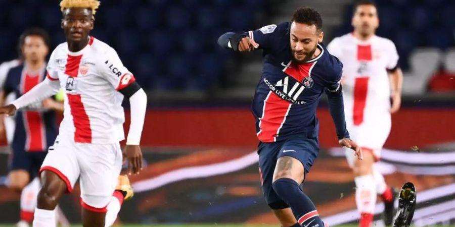 Paris Neymar (M) und Dijons Glody Ngonda (unten) im Zweikampf. Foto: Franck Fife/AFP/dpa