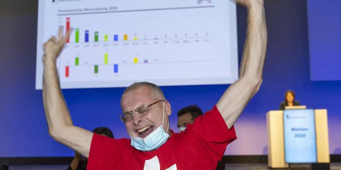 Eric Weber (Volksaktion gegen zu viele Ausländer) jubelt im Wahlforum in Basel am Sonntag, 25. Oktober 2020. eric weber