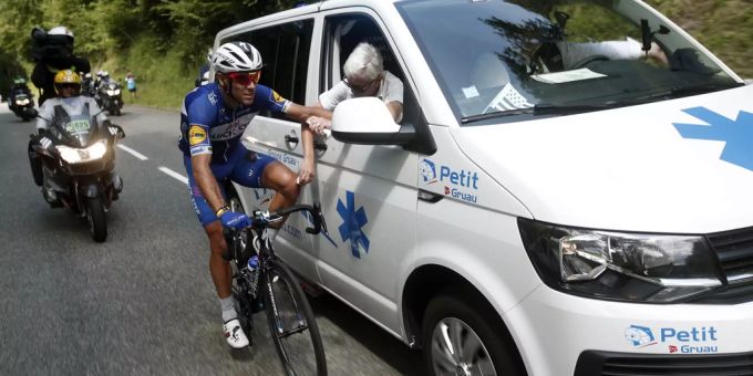 Philippe Gilbert lässt sich nach seinem Sturz behandeln. tour de france 2018/16. etappe
