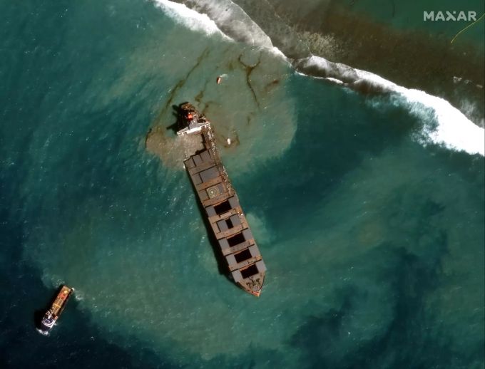 Der Frachter «Wakashio» liegt vor der Ostküste von Mauritius im Indischen Ozean. Das 300 Meter lange Schiff aus Japan war am 25. Juli 2020 auf einem Korallenriff auf Grund gelaufen. Nachdem ein Tank gerissen war, strömten rund 1000 Tonnen Treibstoff in die Lagune vor Pointe d'Esny. Die Regierung spricht vom schlimmsten ökologischen Desaster, das das Urlaubsparadies je erlebt hat. Mauritius (Insel)
