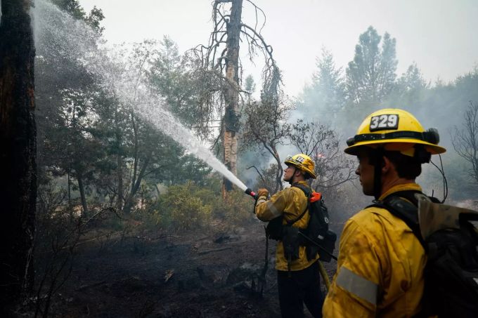 Feuerwehrleute sind bei einem Waldbrand im Einsatz. In ganz Kalifornien kämpfen mehr als 10 000 Feuerwehrleute gegen zwei Dutzend Großbrände. waldbrand kalifornien