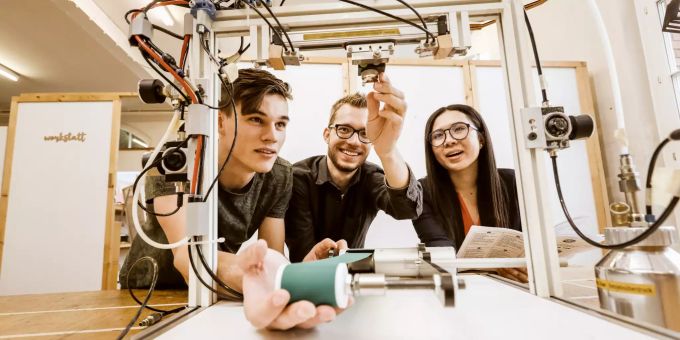 Mit einem Studium an der Ostschweizer Fachhochschule OST legen Studenten den Grundstein für eine erfolgreiche berufliche Karriere. Studenten der OST