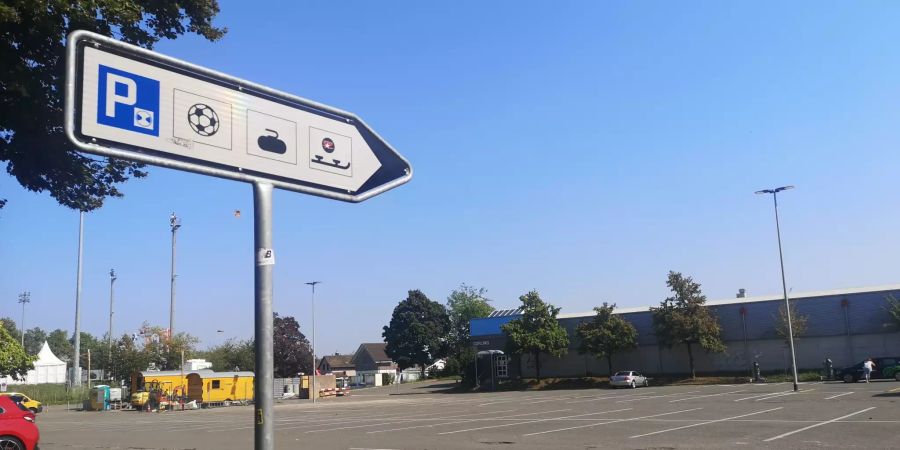 Die Sportanlage Aarau: die Kunsteisbahn und die Curlinghalle Brügglifeld.