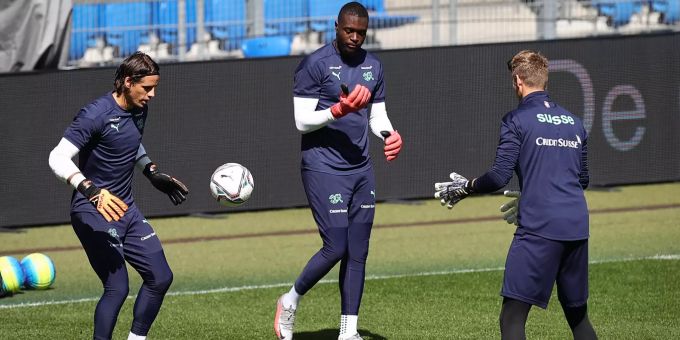 Yvon Mvogo, Goalie beim PSV Eindhoven, trainiert in der Nati mit Stammkeeper Yann Sommer (links) und Jonas Omlin (rechts). Yvon Mvogo PSV Eindhoven