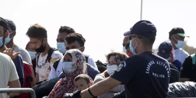 Migranten vor dem Eingang des Lagers Kara Tepe Schlange. Foto: Petros Giannakouris/AP/dpa Migranten vor dem Eingang des Lagers Kara Tepe Schlange. Foto: Petros Giannakouris/AP/dpa