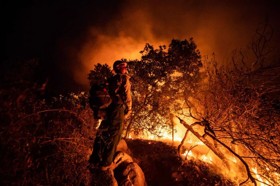 Feuerwehrleute im Einsatz im Angeles National Forest bei Arcadia.