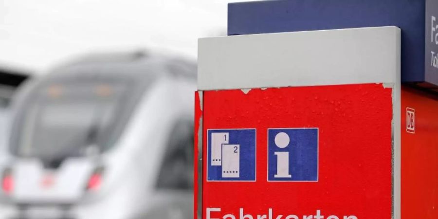 Die Deutsche Bahn senkt für junge Menschen ihre Ticketpreise. Für Fahrgäste im Alter bis 26 Jahren kosten ICE-Fahrten in der zweiten Klasse künftig ab 12,90 Euro. Foto: Jan Woitas/dpa-Zentralbild/dpa