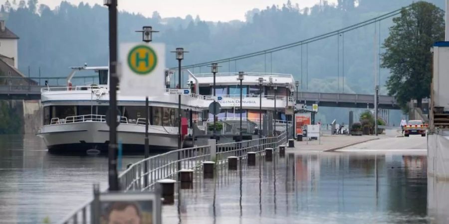 Eine Uferstrasse in der Altstadt von Passau ist von der Donau überschwemmt worden. Foto: Sven Hoppe/dpa