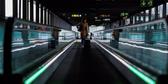 Eine Reisende am Flughafen von Madrid. Tourismus Spanien Madird