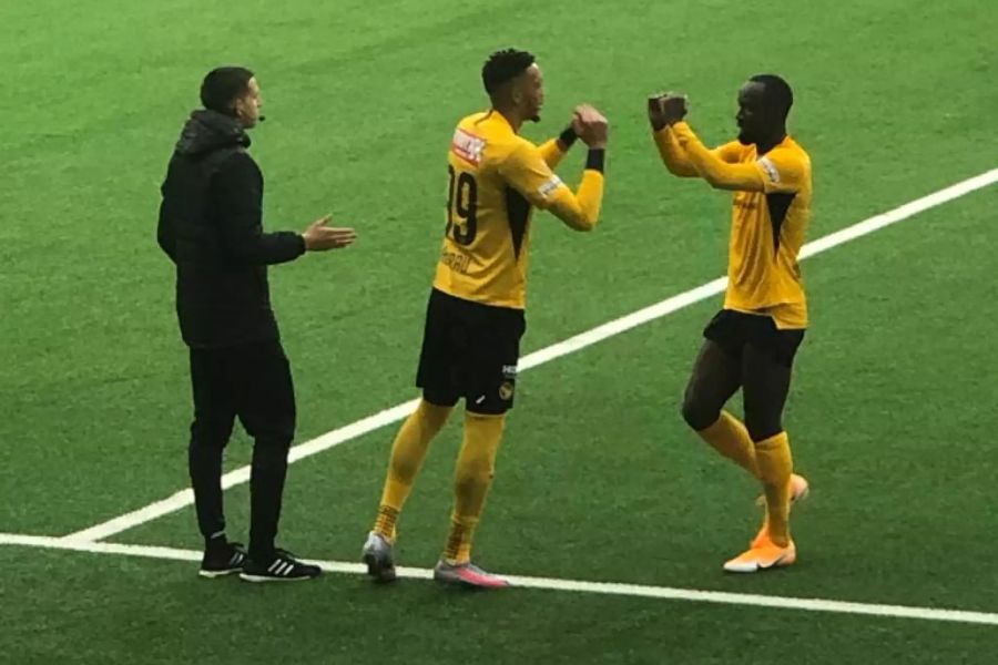 Guillaume Hoarau kommt nach 80 Minuten für Ngamaleu ins Spiel.