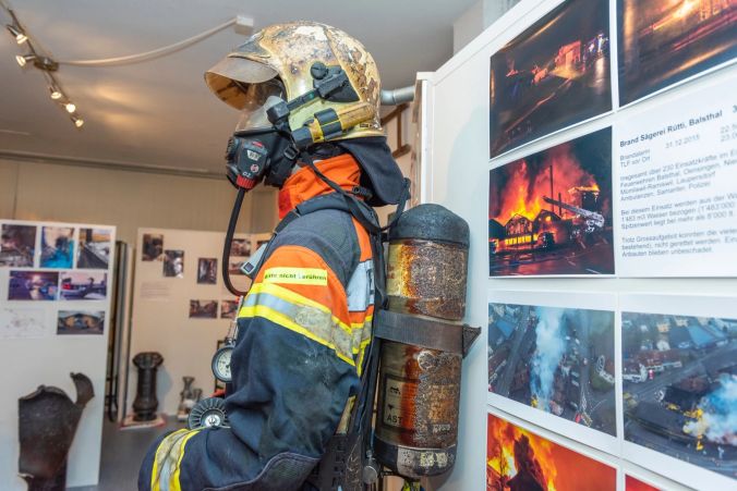Dieser Feuerwhermann hatte ein Riesenglück. Beim Brand in der Sägerei Rüti wurde er verletzt.