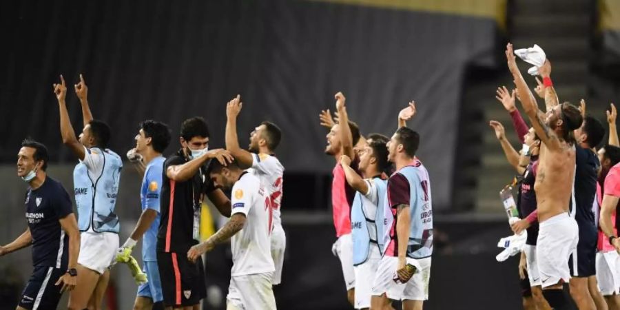 Die Spieler des FC Sevilla feiern den Einzug ins Finale der Europa League. Foto: Marius Becker/dpa