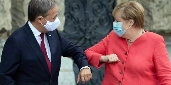 Bundeskanzlerin Angela Merkel (CDU) wird in Düsseldorf von Armin Laschet (CDU), Ministerpräsident von Nordrhein-Westfalen begrüsst. Merkel