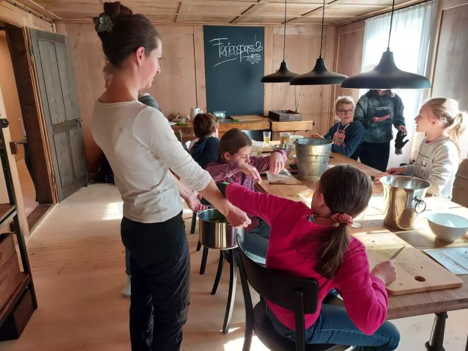 Bei Carla Schönbächler lernen die Kinder die wichtigsten Wildkräuter kennen. Ferienspass Einsiedeln