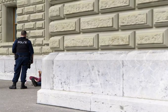 Die Berner Polizei begann, die Bettler intensiv zu beobachten und kontrollieren. bettler