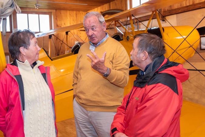 Emil Meister war selbst Militärpilot. Er erklärt seinen Gästen die wichtigsten Regeln der Aviatik.