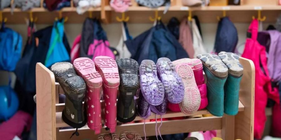 Laut der Bertelsmann-Stiftung herrscht in deutsches Kitas ein folgenschwerer Personalmangel. Denn fehlen Erzieherinnen, können Kinder nicht mehr individuell gefördert werden. Foto: Friso Gentsch/dpa