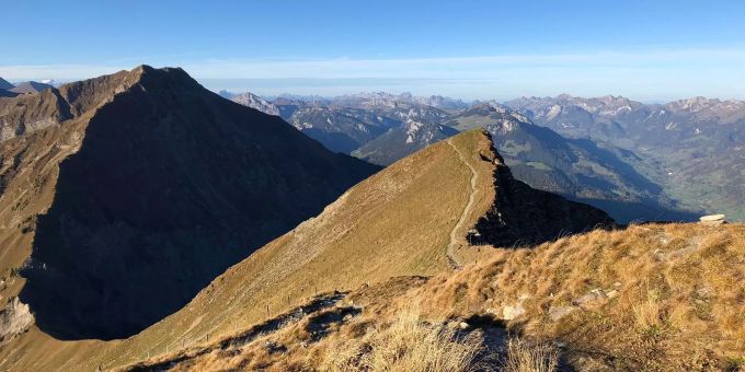 Der Panoramaweg vom Niesen ins Diemtigtal ist für den manchmal beschränkten Blick von Talbewohnern eine Wohltat. Keine Häuser, keine Hügel stellen sich den Augen in den Weg. Panoramaweg Niesen