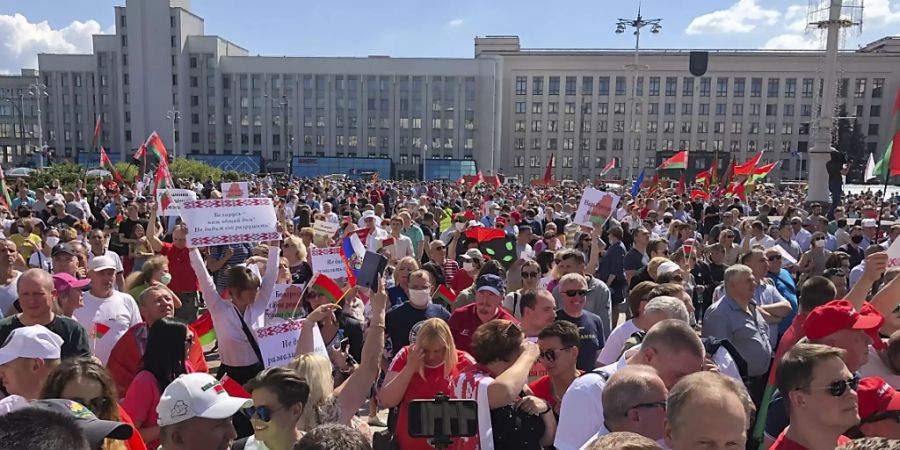 Hunderte Anhänger von Präsident Lukaschenko versammeln sich zu einer Kundgebung auf dem Unabhängigkeitsplatz. Dort haben gestern (15.08.) mit einer Schweigeminute Tausende Menschen den Demonstranten erinnert, die bei den Protesten in Belarus (Weissrussland) ums Leben gekommen sind. Foto: Sergei Grits/AP/dpa