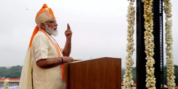 Narendra Modi, Premierminister von Indien, hält am Unabhängigkeitstag vor den Stadtmauern des historischen Red Fort Monuments eine Rede. Indiens Premierminister Narendra Modi hat ein Programm angekündigt, dank dem arme Frauen an günstige Binden kommen sollen. 15.08.2020, Indien, Neu-Delhi 74. Unabhängigkeitstag in Indien
