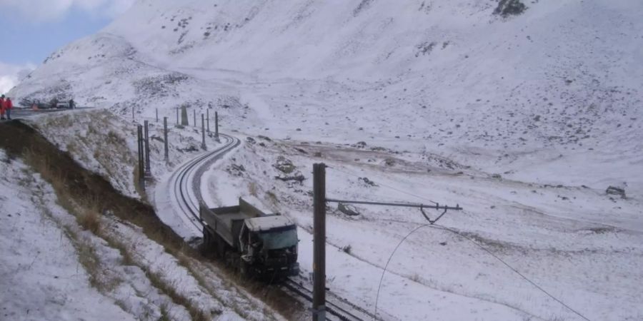 Ein Lastwagen stürzte am Oberalp auf das Bahntrassee der Matterhorn Gotthard Bahn.