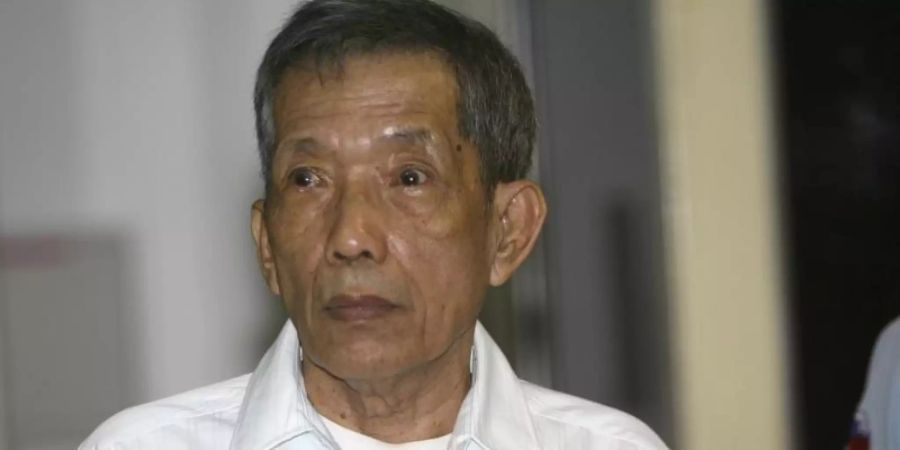 Kaing Guek Eav, alias Duch, ehemaliger Gefängnischef der Roten Khmer, sitzt im März 2009 in einem von den Vereinten Nationen (UN) unterstützten Tribunal. Foto: Mak Remissa/Pool European Pressphoto Agency/AP/dpa