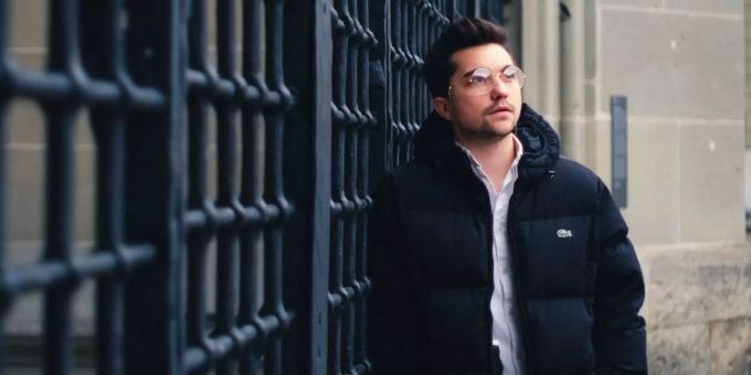 Der Belper Rapper QrÄsH hat einen neuen Song veröffentlicht. Momentan arbeitet er an seinem Debütalbum. Rapper