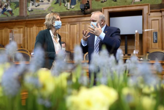 Ständerätin Maya Graf (GP/BL), links, diskutiert mit Ständeratspräsident Alex Kuprecht (SVP/SZ), rechts, während der Frühlingssession der Eidgenössischen Räte, am 9. März 2021 im Ständerat in Bern. Maya Graf Alex Kuprecht