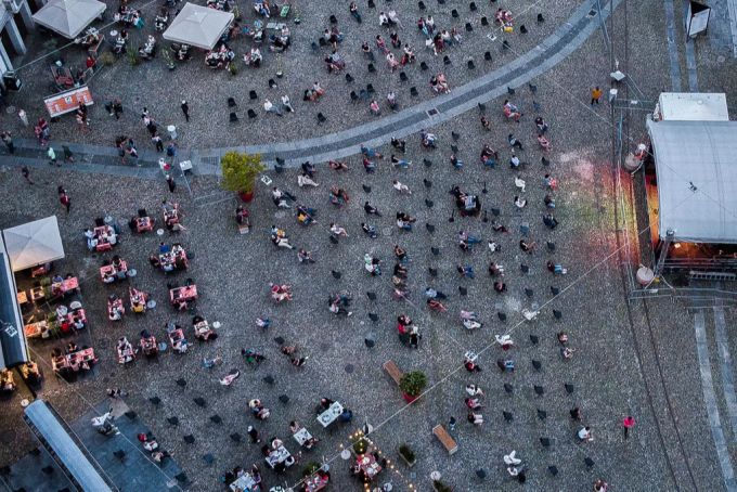 Lockerungen auch im Tessin: Menschen besuchen ein Open-Air-Konzern in Locarno am vergangenen Freitag. Coronavirus Kantone Tessin