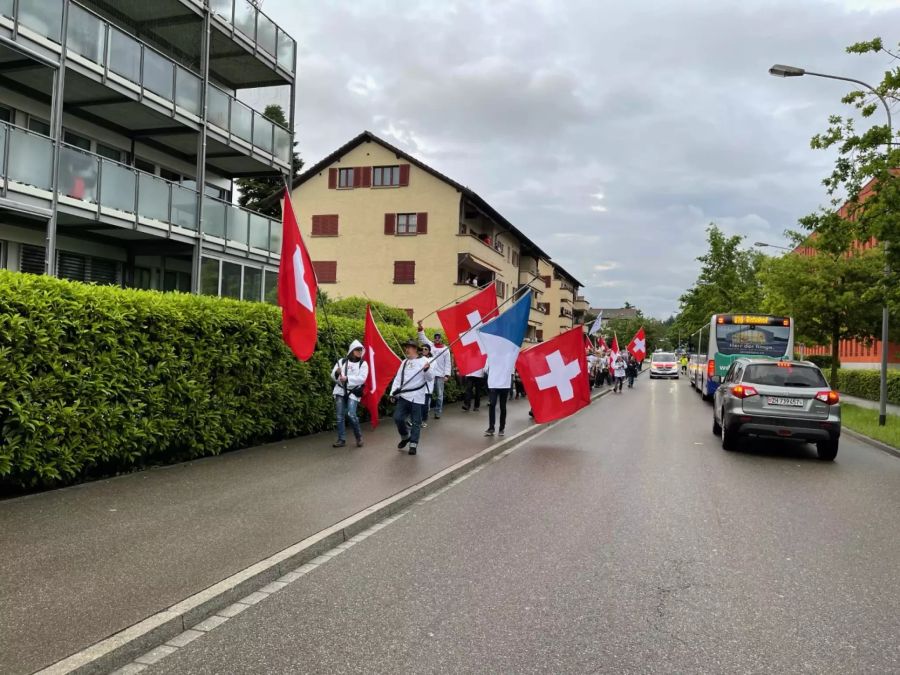 Der  Trychler-Umzug zieht durch die Stadt Uster, auch die Polizei ist vor Ort.