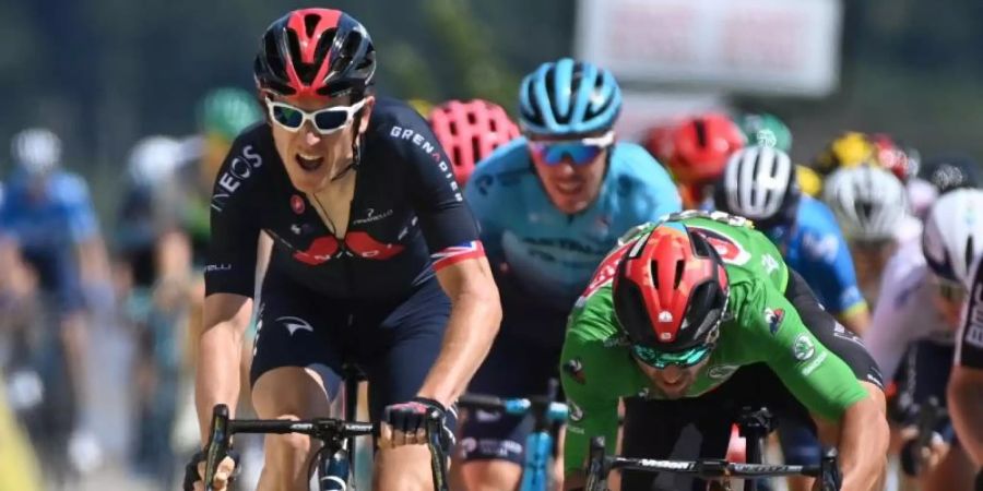 Geraint Thomas (l) aus Grossbritannien überquert die Zielline als Etappensieger. Foto: David Stockman/BELGA/dpa