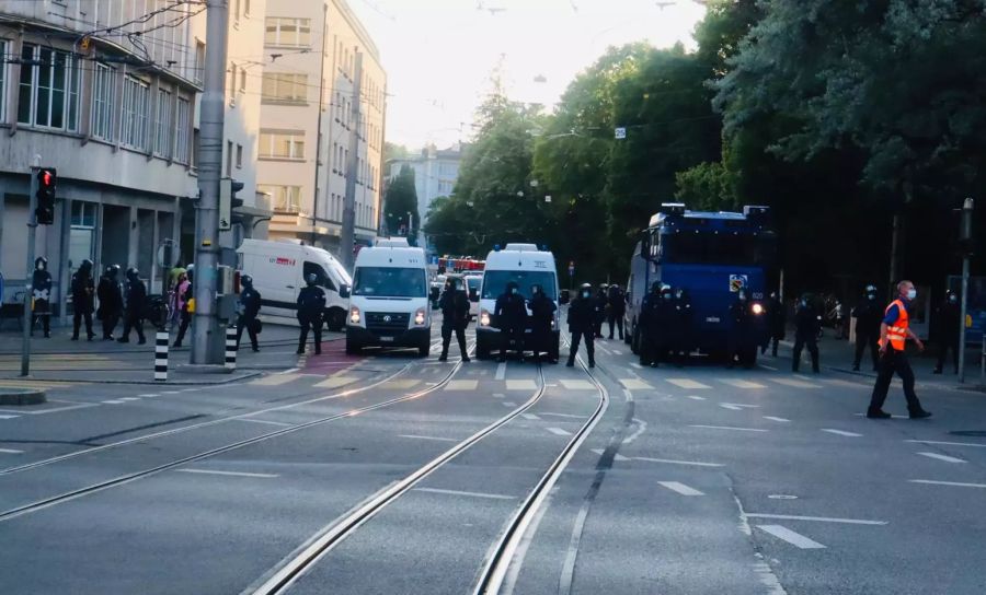 Die Polizei erwartet die Demonstranten an der Effingerstrasse 29 mit einem Grossaufgebot. Es kam zu keiner Konfrontation.