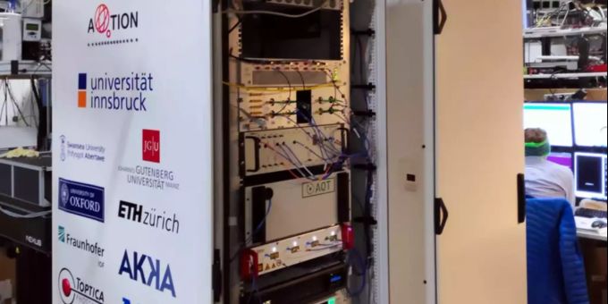 Der Quantencomputer der Universität Innsbruck hat in zwei Server-Schränken platz. Universität Innsbruck